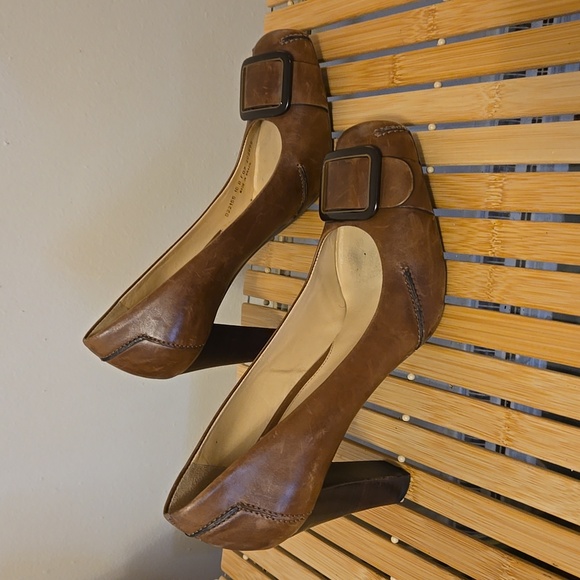 Cole Haan brown leather heels with pilgrim buckle - Picture 6 of 11
